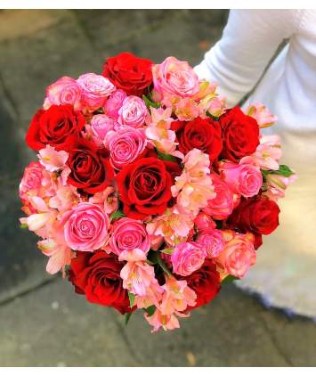 Raudonų ir rožinių spalvų gėlių puokštė